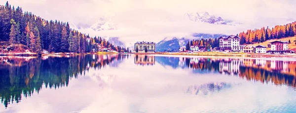 湖の近くにホテルと劇的な魔法の美しい秋の風景 — ストック写真