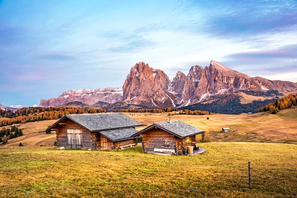 で木造住宅と神秘的な魔法の幻想的な秋の風景 — ストック写真