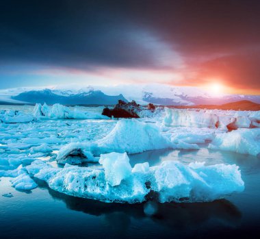 Gün batımında İzlanda'da ünlü Jokulsarlon buzul lagünü buz derinlikleri ile Büyülü manzara, küresel ısınma kavramı 
