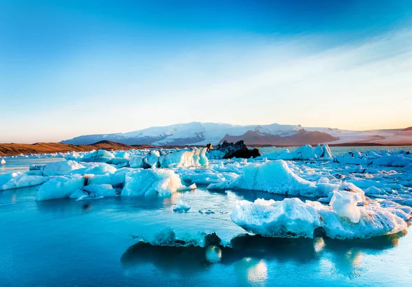 在阳光明媚的日子里 冰岛著名的约库尔萨隆冰川泻湖冰深的神奇美丽景观 全球变暖概念 — 图库照片