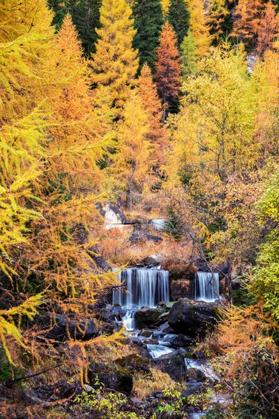 Breathtaking beautiful autumn landscape with waterfall in the Do — Stock Photo, Image