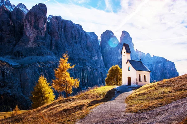 Όμορφο τοπίο φθινόπωρο με εκκλησία-παρεκκλήσι στην Passo Gardena i — Φωτογραφία Αρχείου