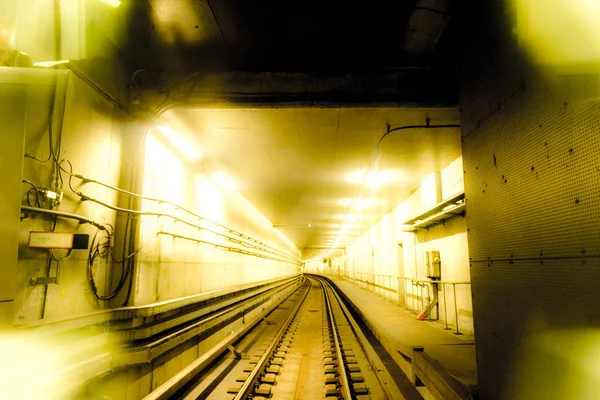 Imagem abstrata de trilhas borradas de movimento e túnel de metrô em Cop — Fotografia de Stock