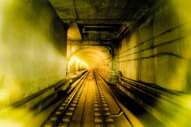 Hareketin soyut görüntüsü polis tünelinde bulanık izler ve metro tüneli