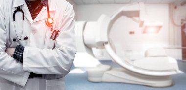 Üzerinde statoskop olan beyaz önlüklü bir doktorun soyut görüntüsü.