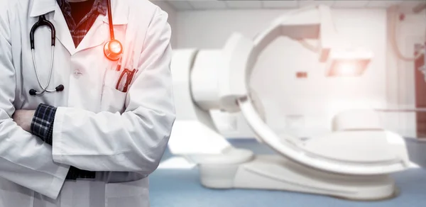 Üzerinde statoskop olan beyaz önlüklü bir doktorun soyut görüntüsü.