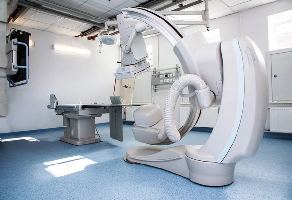 Ангіограф в сучасній лікарні для операції на серці з віддаленим — стокове фото
