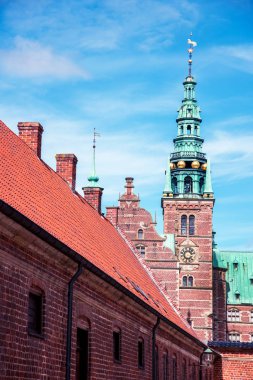 Frederiksborg yuvası C 'nin kulesiyle büyüleyici bir manzara.
