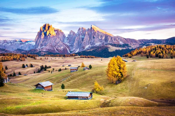 Mystique fantastique paysage d'automne avec des maisons en bois dans le bac — Photo