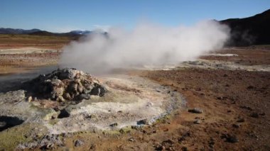Myvatn bölgesindeki Hver Vadisi 'ndeki jeotermal bataklıktan ve volkanlardan gelen dumanla büyüleyici dramatik bir sahne. İzlanda. Egzotik ülkeler. İnanılmaz yerler..