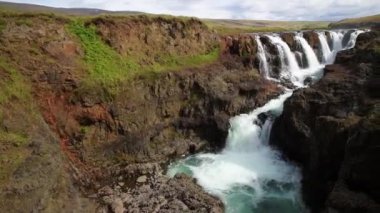İzlanda 'daki şelaleli güzel manzara Kolugljufur. Egzotik ülkeler. İnanılmaz yerler..