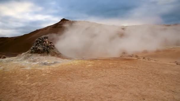 Myvatn地域のHverir Hverarond 谷の地熱湿地や火山からの煙と魔法の劇的なシーン アイスランド 異国情緒豊かな国素晴らしい場所 — ストック動画