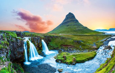 İzlanda 'daki yanardağın yanında Kirkjufell şelalesi olan güzel doğal sihirli bir manzara. Egzotik ülkeler. Harika yerler. Popüler turist karışıklığı. (Meditasyon, anti-stres - konsept).