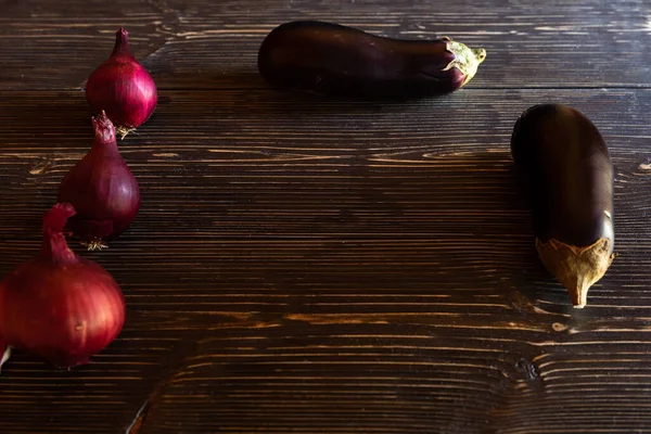 Verduras moradas en tableros de madera negro — Foto de Stock