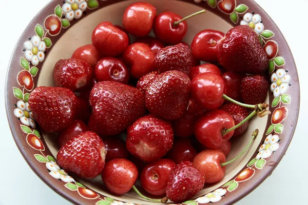 Cerises et fraises dans un bol en céramique — Photo