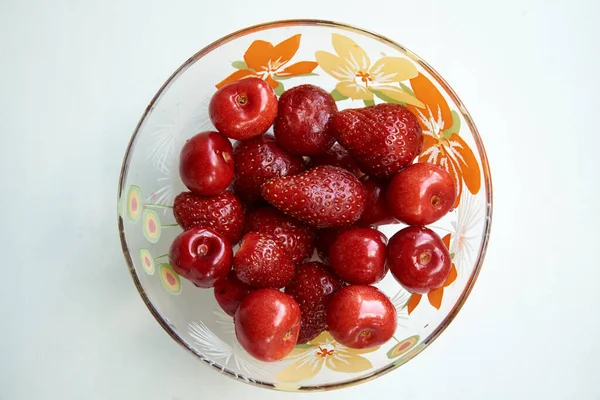 Čerstvé jahody a třešně organické v misce — Stock fotografie