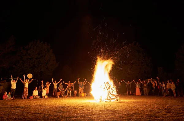 Rito à noite em torno de um enorme incêndio — Fotografia de Stock