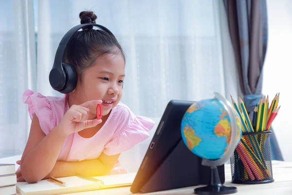 Gebruik Technologie Voor Communicatie Afstandsonderwijs Voor Kinderen Die Thuis Online — Stockfoto