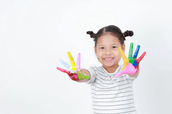 Asyalı küçük kızlar sevimlidir. Mutlu bir şekilde beyaz arka planda durup fotokopi çekerler. Boyalı eller sanatı öğrenmenin eğlencesini ifade eder. Eğitim, ilham ve fikirleri kabul et.