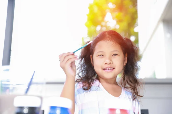 ポートレートアジアの子供たちは コピースペースのある自宅から遠隔教育の仕事のための芸術を学ぶためのカメラの準備をしています アイデアを発展させ 刺激を与える芸術を学ぶ 社会的距離学校教育の概念 — ストック写真