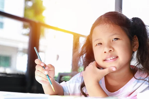 アジアの子供たちは白い紙に水をアートの題材として描いています コピースペース付きの家庭からの距離教育作業 芸術を学ぶことは楽しみを表現する 概念のインスピレーション アイデア — ストック写真