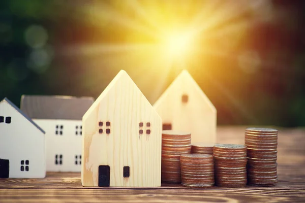 Stapel Geld Munten Houten Tafel Met Een Gesimuleerd Houten Huis — Stockfoto