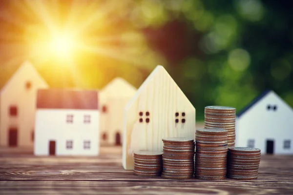 Stack Money Coins Wooden Table Simulated Wooden House Background Bokeh — Φωτογραφία Αρχείου