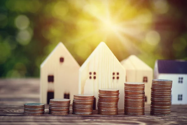 Stapel Geld Munten Houten Tafel Met Een Gesimuleerd Houten Huis — Stockfoto