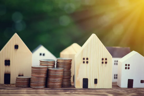 Stack Money Coins Wooden Table Simulated Wooden House Background Bokeh — Φωτογραφία Αρχείου