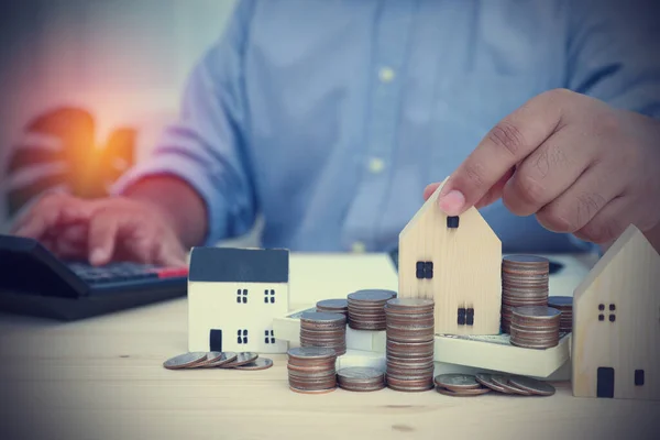 Zakenman Houdt Modelhuis Bankbiljet Met Veel Munten Stapel Berekening Van — Stockfoto