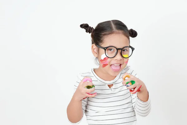 Ασιατικό Κοριτσάκι Που Φοράει Γυαλιά Κοιτάζοντας Την Κάμερα Χαμογελάει Απομονωμένο — Φωτογραφία Αρχείου