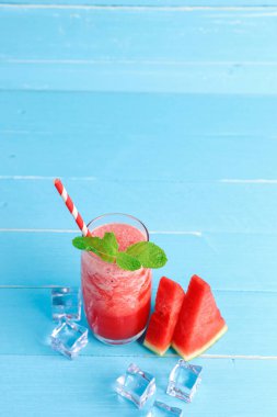 Yaz için içecekler soğuk karpuz suyu bardakta eski mavi ahşap masa zemininde fotokopi alanı ile. 