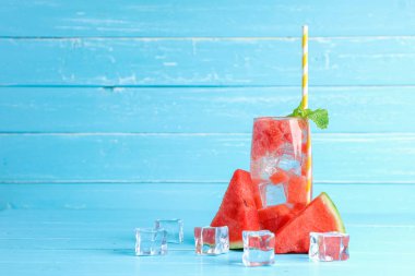 Yazın içecekler, bardakta karpuz suyu eski mavi tahta masa zemininde fotokopi alanı olan..