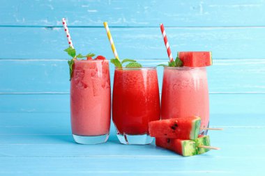 Rengarenk karpuz suyunu nane ve karpuz dilimli mavi ahşap masa zeminini fotokopi alanı ile doldurur. Yaz için sağlıklı içecekler..