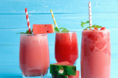 Yaz içkileri konsepti. Soğuk karpuz suyu içecekleri bardakta tazeleniyor. Eski ahşap arka planda, fotokopi alanı ile birlikte..