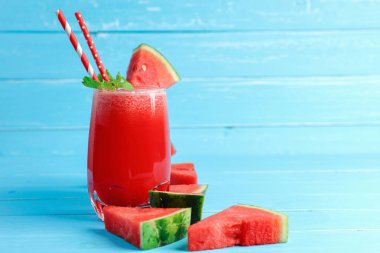 Mavi ahşap arka planda, fotokopi alanı olan bardakta karpuz içeceği var. İçkiler yazın sağlığına iyi gelir..