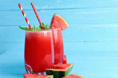 Smoothie soğuk karpuzu mavi ahşap arka planda fotokopi aletiyle içer. Yazın sağlığına içelim..