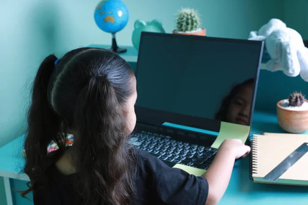 Nový Normální Koncept Asijské Dítě Dívka Čeká Učení Vzdělávání Line — Stock fotografie