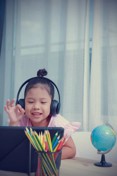 Asijské Děti Dívky Nosí Sluchátka Učení Vzdálenosti Videohovory Line Místnosti — Stock fotografie