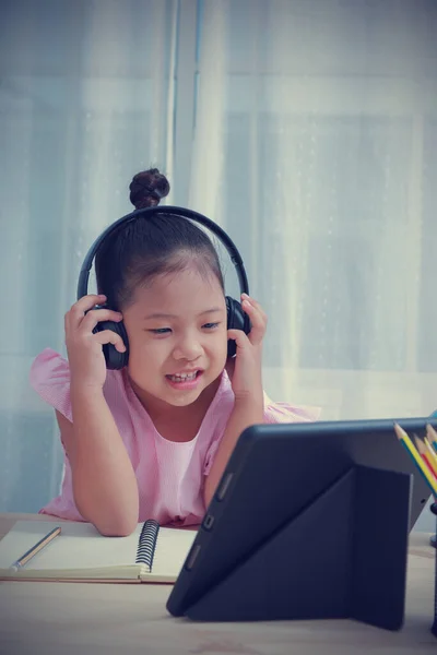 Kvůli Pandemii Koronaviru Děti Učí Videohovory Domova Asijské Děti Dívky — Stock fotografie