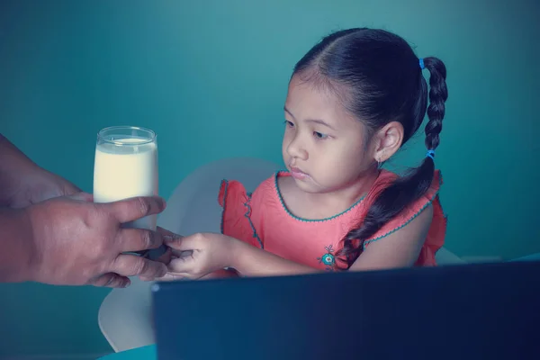 Gadis Asia Menerima Segelas Susu Dari Ibunya Untuk Minum Sebelum Stok Foto