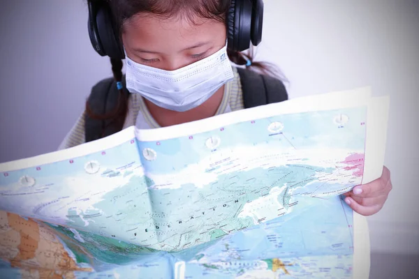 Menina Asiática Carregando Mochila Viagem Segurando Mapas Mundo Vestindo Uma — Fotografia de Stock