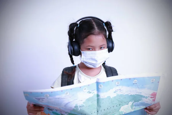 Menina Asiática Usando Máscaras Fones Ouvido Com Mochila Segurando Mapa — Fotografia de Stock