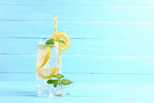 Citronsaft Blanda Läsk Utan Alkohol Med Glidcitron Och Mynta Glaset — Stockfoto