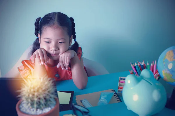 Asijské Malé Dítě Dívka Roztomilý Při Pohledu Notebook Pro Učení — Stock fotografie