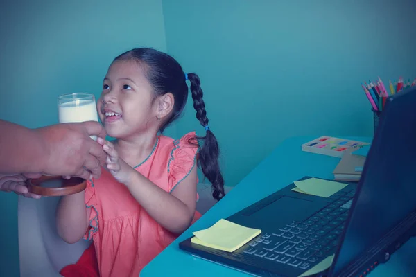 Bambina Carina Ottenere Bicchiere Latte Una Mamma Prima Studiare Educazione Foto Stock Royalty Free