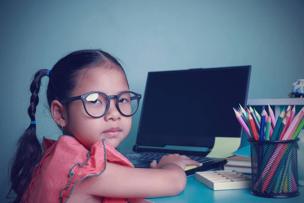 Під Час Глобального Спалаху Коронавірусу Діти Вивчають Дистанцію Онлайн Від Стокове Зображення