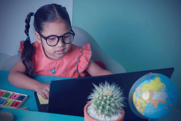 Asiatico Bambina Carina Guardando Computer Portatile Imparare Educazione Internet Online Foto Stock Royalty Free