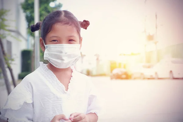 Asiática Linda Niña Usando Máscara Médica Para Coronavirus Protección Actual —  Fotos de Stock