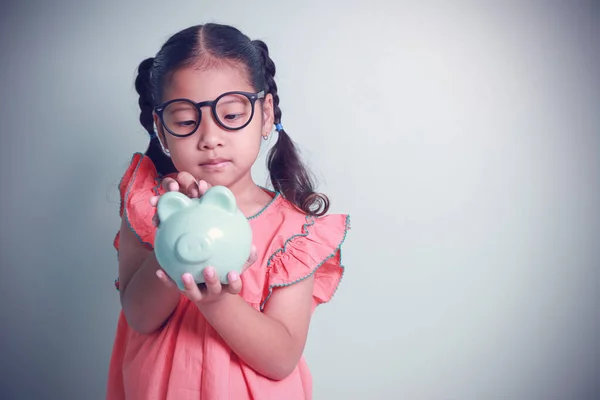 Aziatisch Meisje Zet Munt Een Spaarvarken Voor Het Sparen Voor — Stockfoto